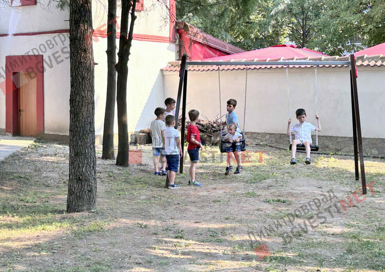 За 140-тата си годишнина димитровградската църква се сдоби с пауни и кът за деца