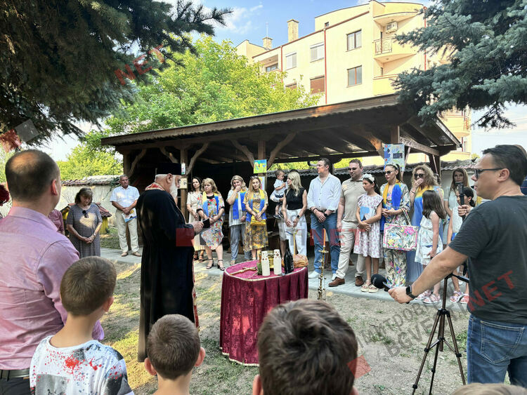 За 140-тата си годишнина димитровградската църква се сдоби с пауни и кът за деца