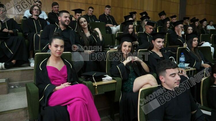 Езиковата гимназия връчи на церемония дипломите на зрелостниците си