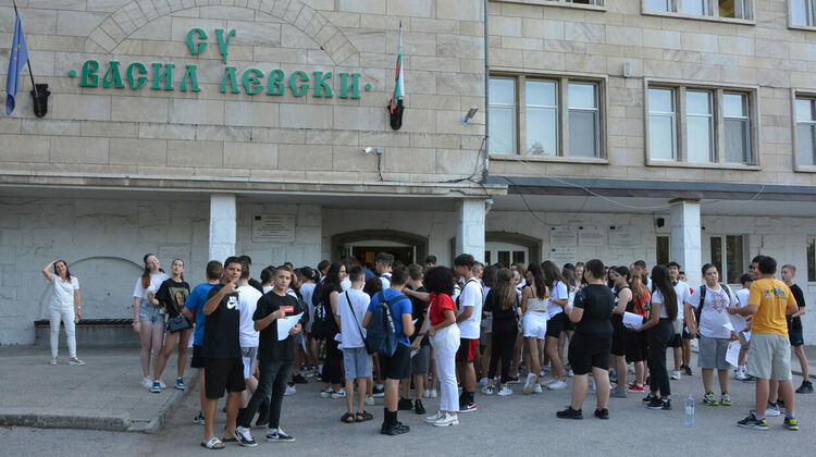 Седмокласниците се явяват на НВО по български език и литетаратура