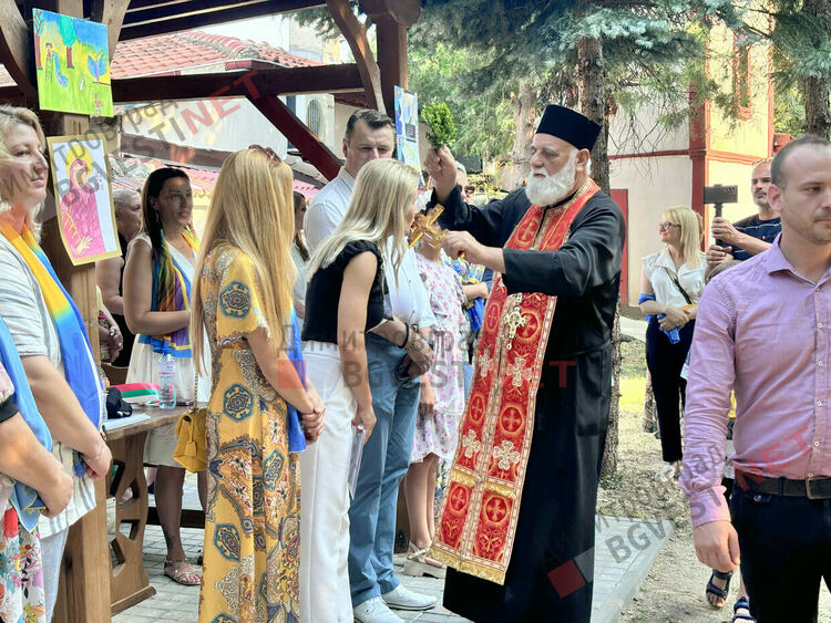 За 140-тата си годишнина димитровградската църква се сдоби с пауни и кът за деца