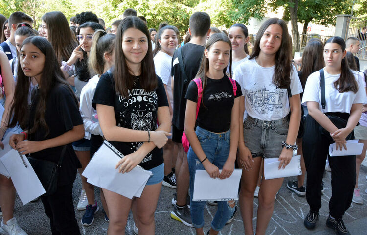 Седмокласниците се явяват на НВО по български език и литетаратура