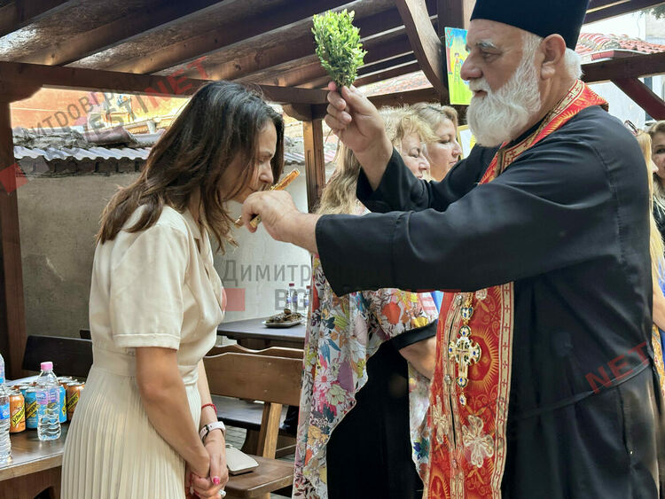 За 140-тата си годишнина димитровградската църква се сдоби с пауни и кът за деца