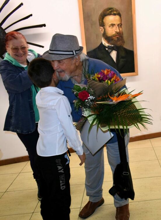 90-годишният Вълчо Иванов с изложба в старинното училище "Свети Георги"