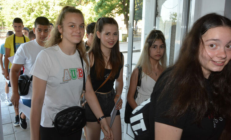 Седмокласниците се явяват на НВО по български език и литетаратура