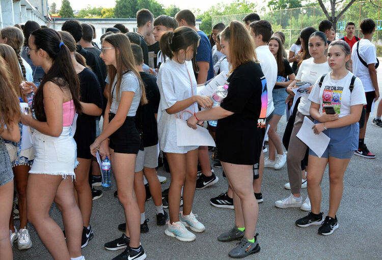 Седмокласниците се явяват на НВО по български език и литетаратура