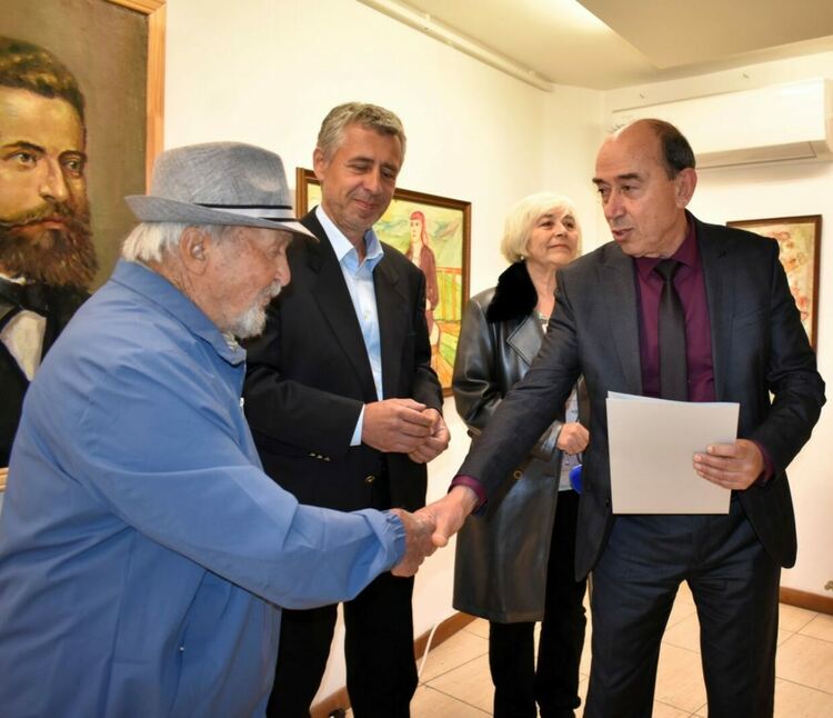 90-годишният Вълчо Иванов с изложба в старинното училище "Свети Георги"