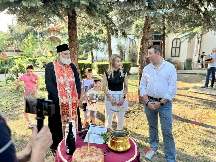 За 140-тата си годишнина димитровградската църква се сдоби с пауни и кът за деца