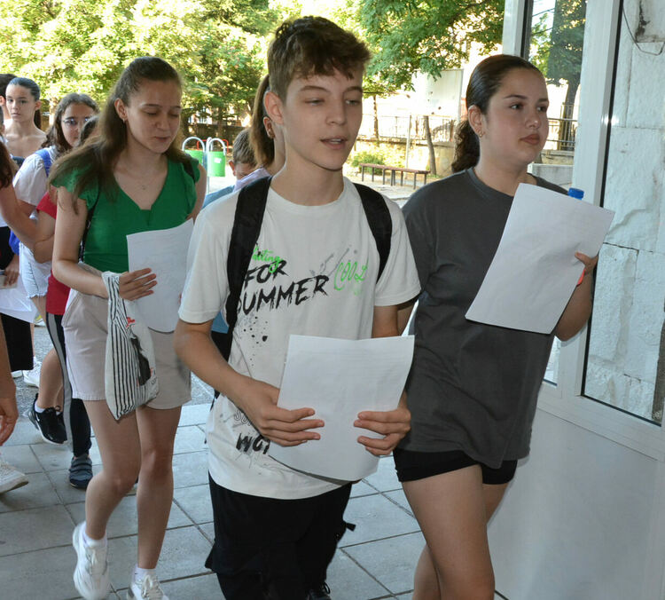 Седмокласниците се явяват на НВО по български език и литетаратура