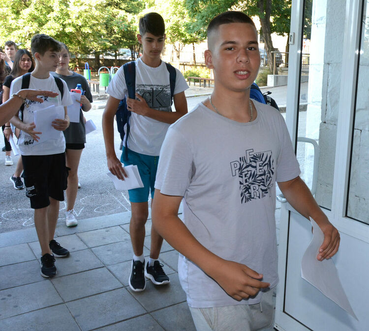 Седмокласниците се явяват на НВО по български език и литетаратура