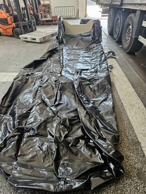 Откриха 20 контрабандни лодки в тир и бус