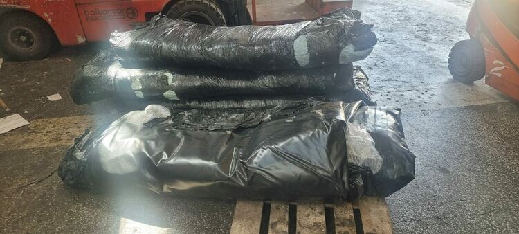 Откриха 20 контрабандни лодки в тир и бус