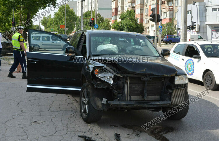 Джип блъсна завиваща без предимство кола