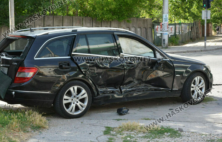 Джип блъсна завиваща без предимство кола