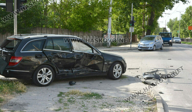 Джип блъсна завиваща без предимство кола