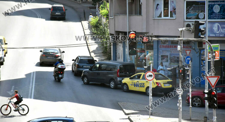 Две коли се удариха леко при завой