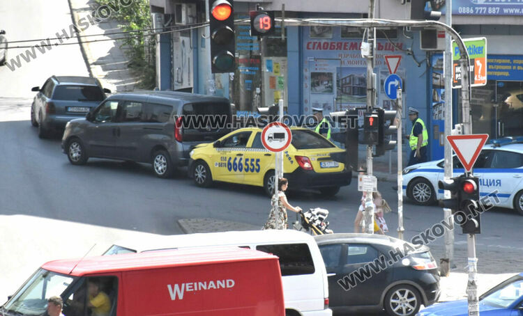 Две коли се удариха леко при завой