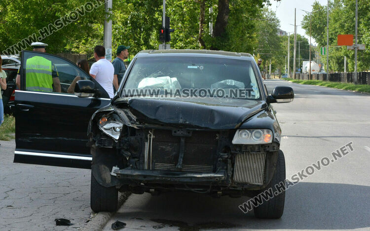 Джип блъсна кола на бул. "Васил Левски"