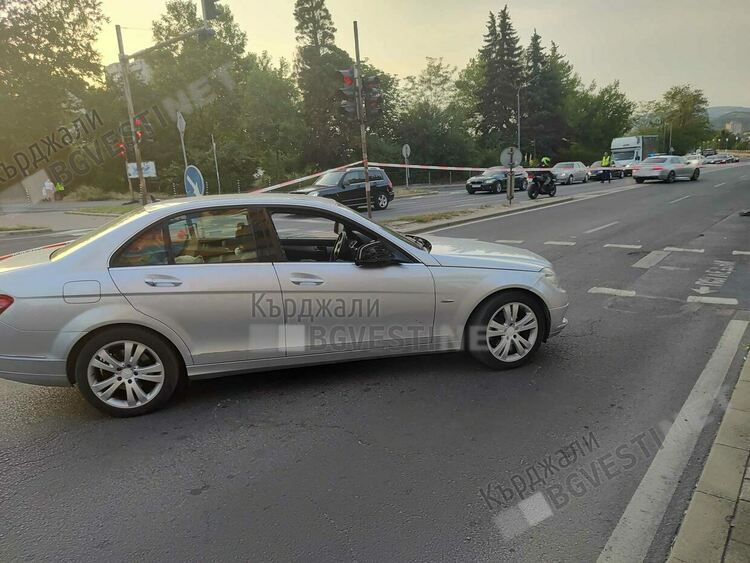 Пешеходец бе пометен на червен светофар във „Веселчане”/снимки/