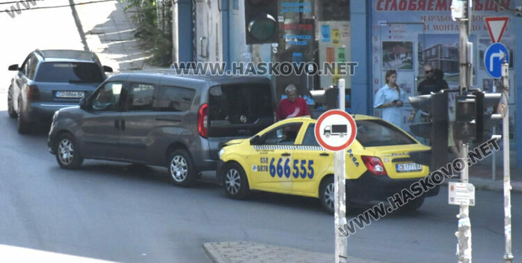 Две коли се удариха леко при завой