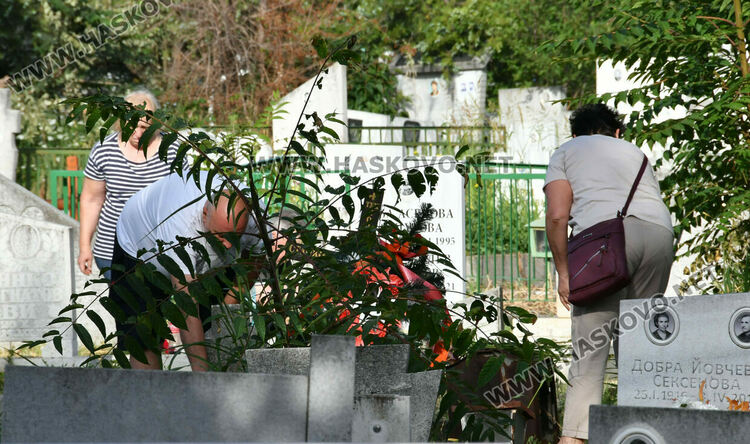 Хасковлии почетоха мъртвите си близки на Черешова задушница