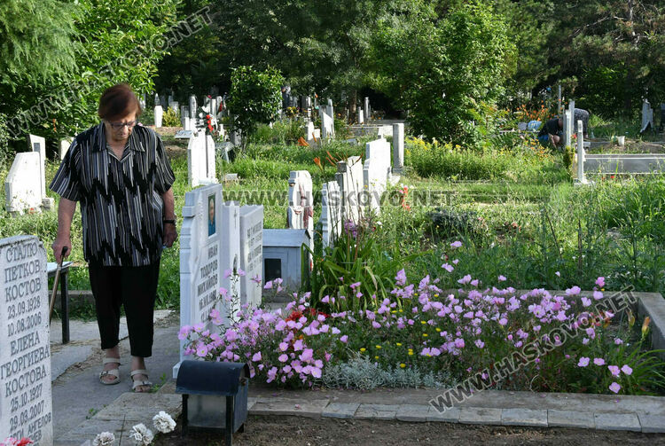 Хасковлии почетоха мъртвите си близки на Черешова задушница