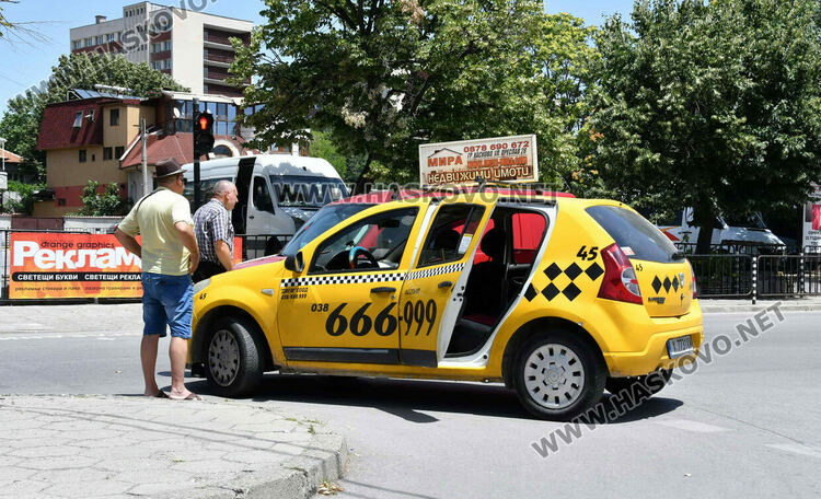 Такси и пикап катастрофираха край автогарата в Хасково