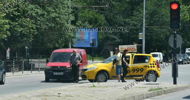 Такси и пикап катастрофираха край автогарата в Хасково