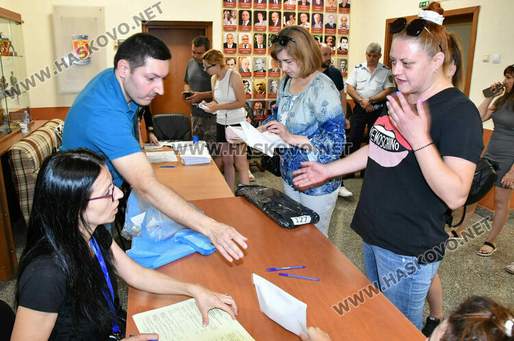 Раздадоха 85 000 бюлетини и 135 машини за изборите на 23 юни