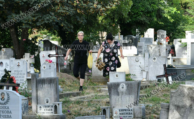 Хасковлии почетоха мъртвите си близки на Черешова задушница