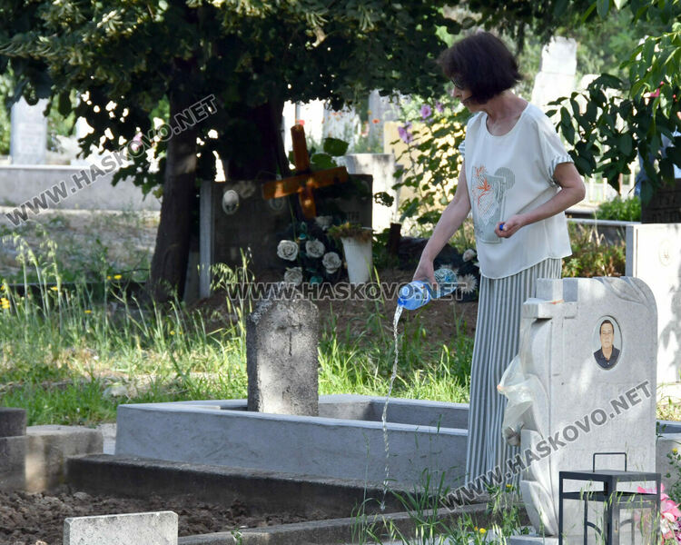 Хасковлии почетоха мъртвите си близки на Черешова задушница