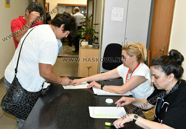 Раздадоха 85 000 бюлетини и 135 машини за изборите на 23 юни