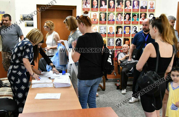 Раздадоха 85 000 бюлетини и 135 машини за изборите на 23 юни