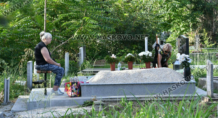 Хасковлии почетоха мъртвите си близки на Черешова задушница