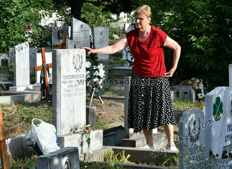 Хасковлии почетоха мъртвите си близки на Черешова задушница