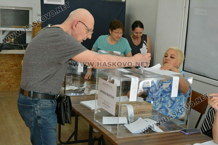 Неявили се членове на секции и замени в началото на изборния ден в Хасково