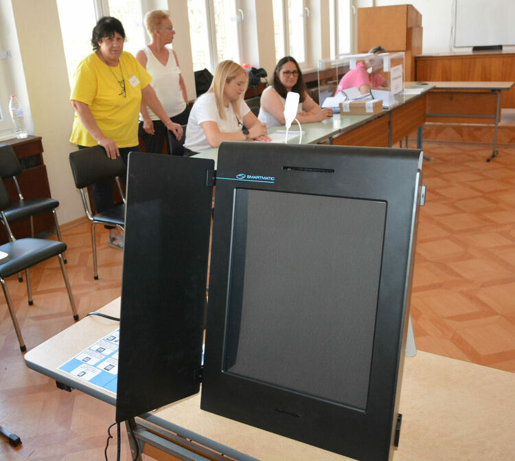 Прекратиха машинното гласуване заради повреда в секция 35 в НТС