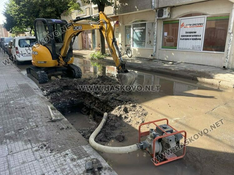 Служители на ВиК-Хасково отстраняват авария във водопровод край ЕСКОМ