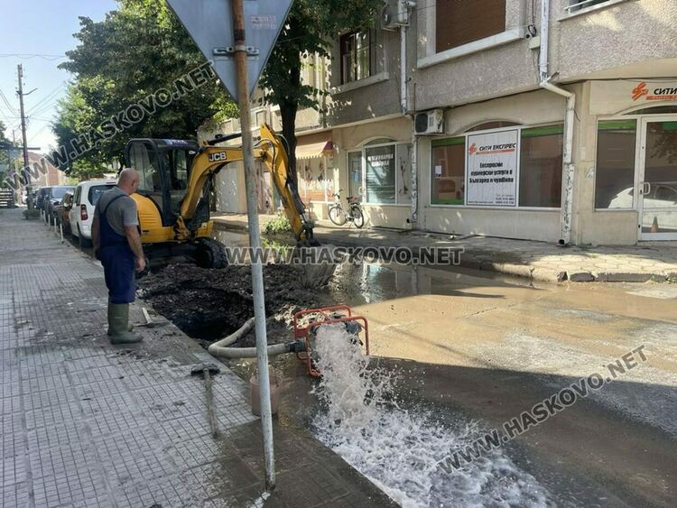 Служители на ВиК-Хасково отстраняват авария във водопровод край ЕСКОМ