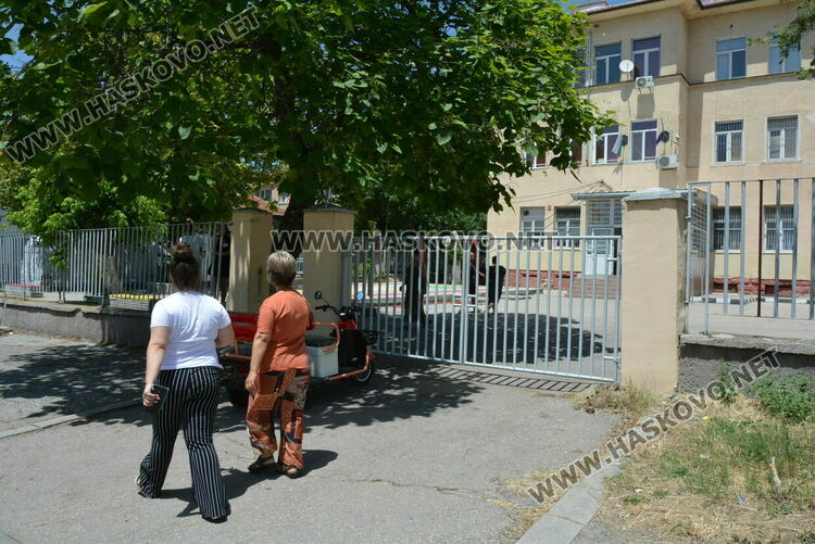 В 2 от 3 секции в „Република“ гласуваха само с хартиена бюлетина