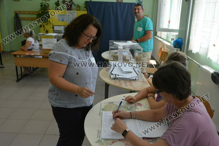 В 2 от 3 секции в „Република“ гласуваха само с хартиена бюлетина