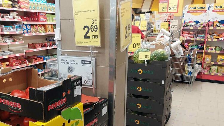 Клиенти се оплакват от неясни цени на торбички и тарелки