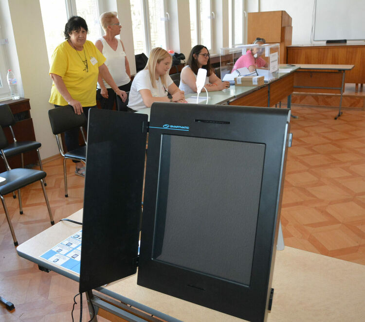 Прекратиха машинното гласуване заради повреда в секция 35 в НТС