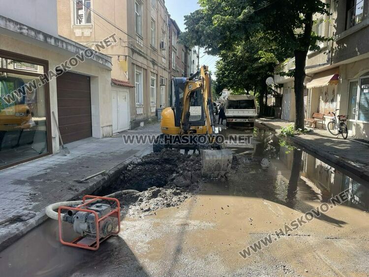 Служители на ВиК-Хасково отстраняват авария във водопровод край ЕСКОМ