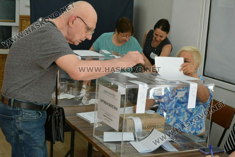 Неявили се членове на секции и замени в началото на изборния ден в Хасково