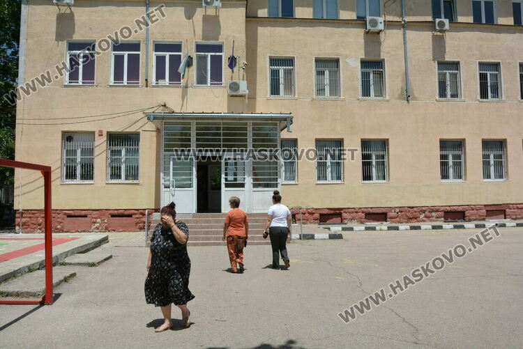 В 2 от 3 секции в „Република“ гласуваха само с хартиена бюлетина