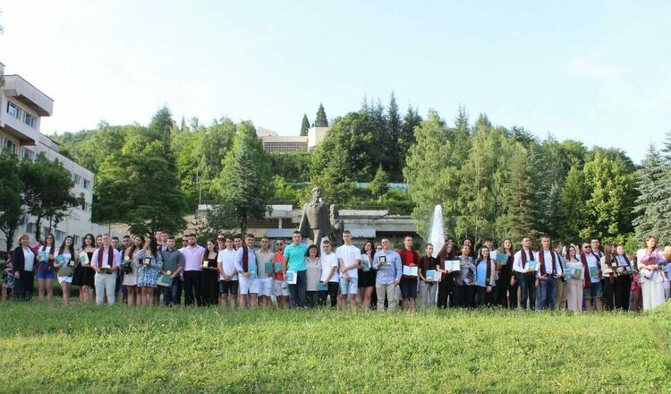 Математическата гимназия в Смолян връчи тържествено дипломите на зрлелостниците, 55 % от тях завършват с отличен