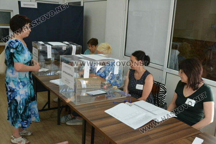 Неявили се членове на секции и замени в началото на изборния ден в Хасково