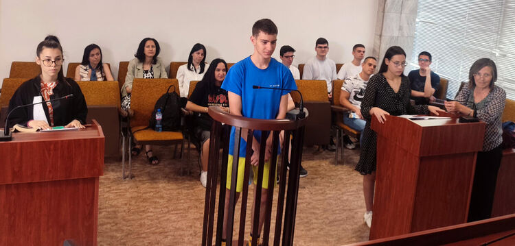 Ученици "осъдиха" съученик за средна телесна повреда