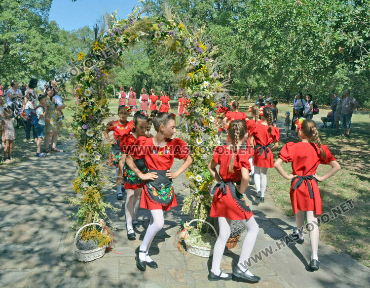 Еньовден започна в Хасково с пъстрота, билки и танци
